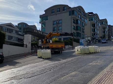 Bursa’da kamyondan düşen tanklardaki sülfürik asit yola sızdı: Cadde trafiğe kapatıldı