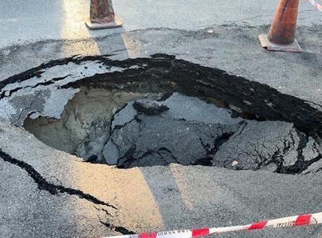 Beşiktaş’ta ana caddede yol çöktü! “Okul servisi geçiyordu”