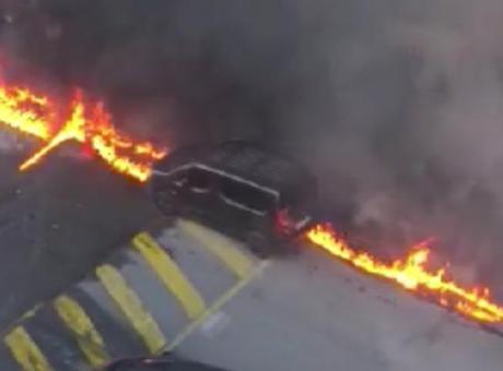 Çöp konteynerine döktü çevreye yayıldı… Sigara izmaritiyle ortalık alev topuna döndü: Park halindeki araç cayır cayır yandı