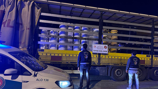 İzmir’de dev kaçak tütün baskını: 125,4 milyon TL’lik malzeme ele geçirildi