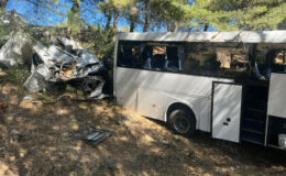 Aydın’da korkunç kaza! Tur otobüsü ile minibüs çarpıştı: 2 kardeş hayatını kaybetti, 9 yaralı