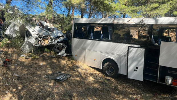 Aydın’da korkunç kaza! Tur otobüsü ile minibüs çarpıştı: 2 kardeş hayatını kaybetti, 9 yaralı
