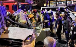 Beyoğlu’nda feci kaza! Otomobil, taksiye çarpıp kamyonetin altına girdi: 3 yaralı