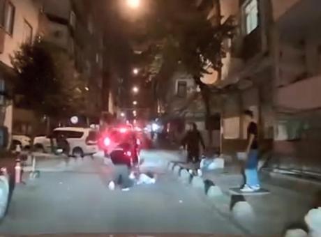 Esenler’de iki kız arkadaş arasında kavga! Saçından tutup yerde sürükledi