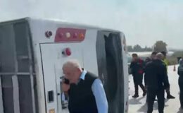 Midibüs kaygan yolda devrildi: Yaralılar var