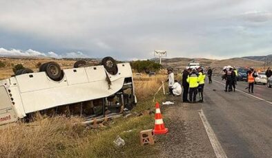 Afyonkarahisar Şuhut’ta işçi servisi devrildi: Çok sayıda yaralı var