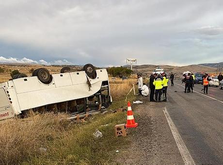 Afyonkarahisar Şuhut’ta işçi servisi devrildi: Çok sayıda yaralı var