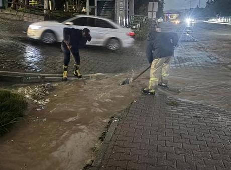 Sağanak yağış birçok ilde hayatı durma noktasına getirdi! Yollar çöktü, ev ve iş yerlerini su bastı