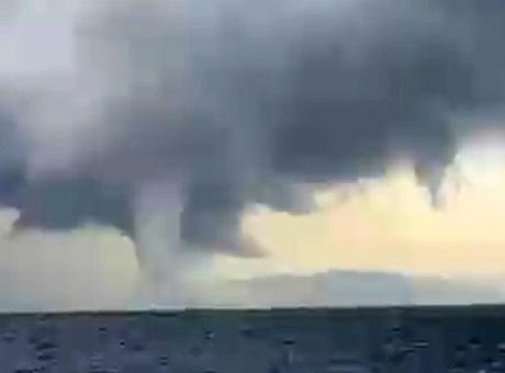 Deniz yüzeyinden bulutlara kadar uzandı! Dev hortum teknedekiler tarafından saniye saniye böyle görüntülendi
