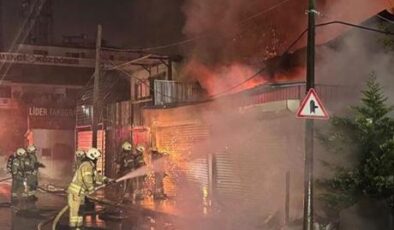 Esenyurt’ta mobilya atölyesinde çıkan yangına müdahale ediliyor