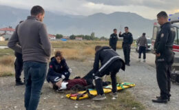 Erzincan’da motosiklet kazası: Sürücü yola savrulup yaralandı