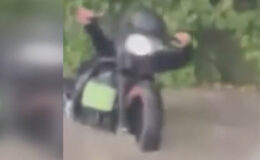 İstanbul’da sağanak kabusu: Suya batan motosikletlinin zor anları kamerada