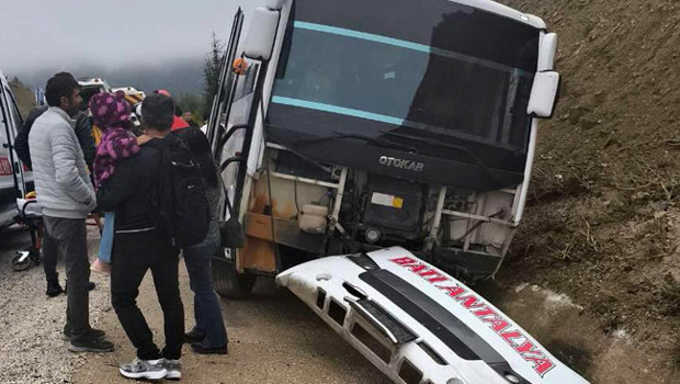 Yolcu midibüsü şarampole düştü: 9 kişi yaralandı