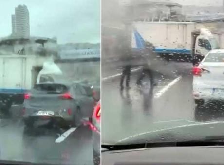 İstanbul’da E-5’te trafiği kilitleyen kaza! Kamyonet, metrobüs bariyerine çarptı