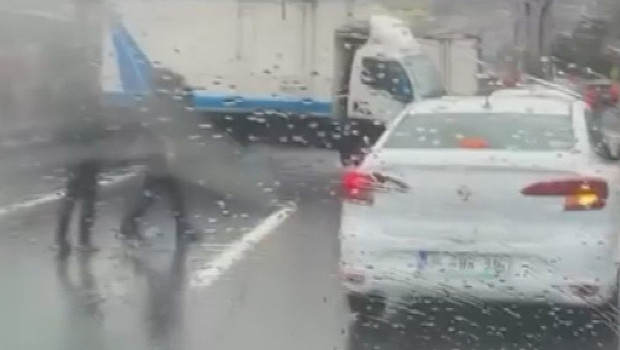 Beylikdüzü’nde yağmur kazası: Kamyonet bariyerlere çarptı, trafik kilitlendi