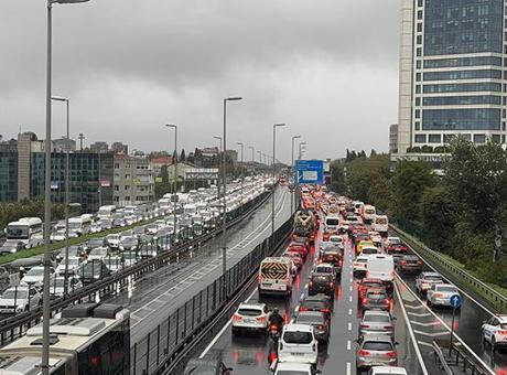 İstanbul trafiğinde son durum: Yağışın da etkisiyle trafik yoğunluğu yüzde 89’a ulaştı