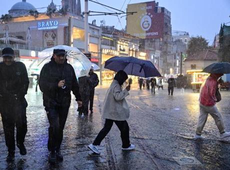 SON DAKİKA İSTANBUL: İstanbul’da yarın (15 Ekim Perşembe) okullar tatil edildi