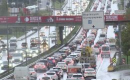İstanbul’da yağmur trafiği vurdu! D-100’de araçlar durma noktasına geldi