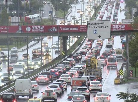 İstanbul’da yağmur trafiği vurdu! D-100’de araçlar durma noktasına geldi