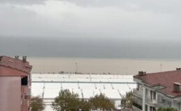 Bursa’da fırtına sahili vurdu! Deniz kahverengiye döndü, kaldırım taşları söküldü