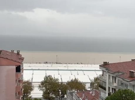 Bursa’da fırtına sahili vurdu! Deniz kahverengiye döndü, kaldırım taşları söküldü