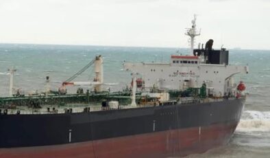 Sarıyer’de sürüklenen tanker karaya oturdu! Mürettebat için ekipler harekete geçti