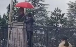 11 yaşındaki Alperen’den yağmur altında duygulandıran hareket! Atatürk büstüne şemsiye tuttu