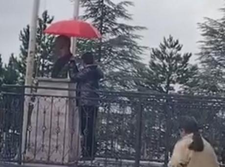 11 yaşındaki Alperen’den yağmur altında duygulandıran hareket! Atatürk büstüne şemsiye tuttu