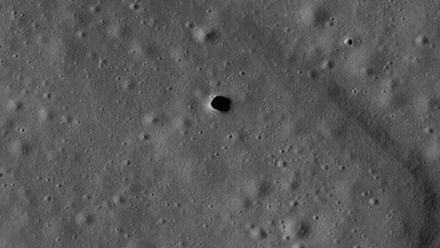 Ay’daki gizemli delik NASA’yı harekete geçirdi! 10 katlı bina derinliğinde, altında ne saklıyor?