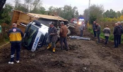 Samsun’da kum yüklü kamyon devrildi! Sürücü Erdoğan Selçi hayatını kaybetti