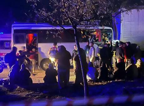 Isparta’da feci kaza! Tarım işçilerini taşıyan midibüs ile TIR çarpıştı: 17 yaralı