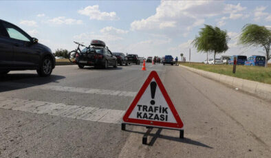 Yolcu minibüsü ile kamyonun çarpıştı: 1 ölü, 23 yaralı