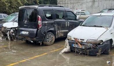 İstanbul’da selde sürüklenip otoparka çekilen araçlar görüntülendi