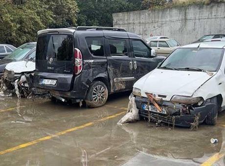 İstanbul’da selde sürüklenip otoparka çekilen araçlar görüntülendi