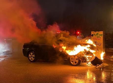 Şaşkına çeviren rahatlık! Alkollü sürücü, yanan arabasını sigara içerek izledi