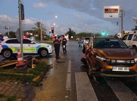 Manavgat’ta aynı kavşakta ikinci facia! Kırmızı ışıkta bekleyen araçlara kamyon çarptı
