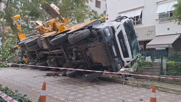 Kadıköy’de devrilen vinç 11 katlı binaya çarptı! Cadde trafiğe kapatıldı