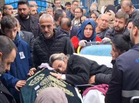 Maltepe’de çöken binada hayatını kaybeden 5 yaşındaki Gülce’nin cenazesinde yürek yakan anlar! Annesi sedyeyle getirildi