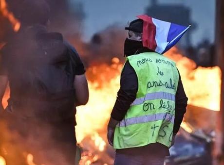 Fransa’yı saran yağma ve şiddet dalgası! Hükümet düğmeye bastı; sokağa çıkma yasağı ilan edildi