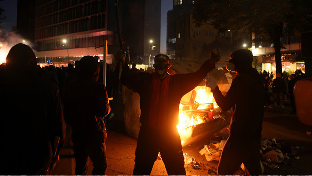 Arnavutluk’ta protestocular polis ile karşı karşıya geldi