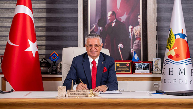 Kemer Belediye Başkanı Necati Topaloğlu ve 8 meclis üyesi CHP’den istifa etti