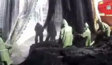 Teknede can pazarı! Vinç ve makara sistemi üzerlerine böyle devrildi: 1 ölü