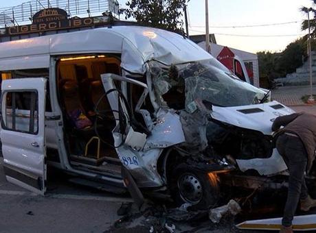 Arnavutköy’de servis minibüsü kamyona çarptı! Yaralılar var