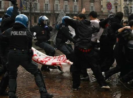 İtalya’dan şiddetli protestolara yeni önlemler: ‘Reşit olmayanlar da gözaltına alınabilecek!’