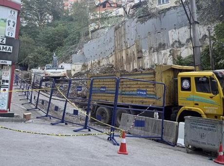Zonguldak’ta çöken binanın çevresindeki bir bina daha boşaltılıyor