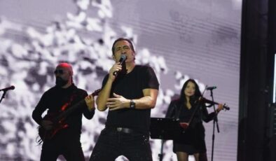 GastroAntep’te festival coşkusu! Kıraç Gaziantep’i şarkılarıyla coşturdu