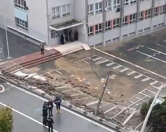 Sultangazi’de okulun istinat duvarı çöktü