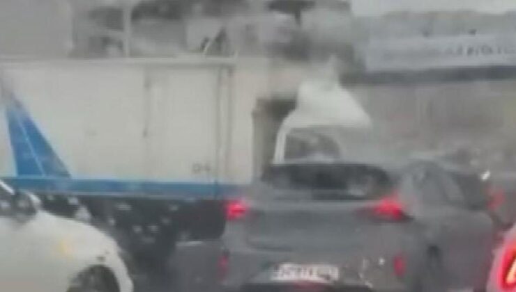 İstanbul’da kamyonet metrobüs bariyerine çarptı!