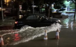 Adana’da sağanak; yollar göle döndü