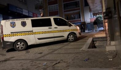 Bağcılar’da caddede yürüyen gençlere silahlı saldırı: Ölü ve yaralı var
